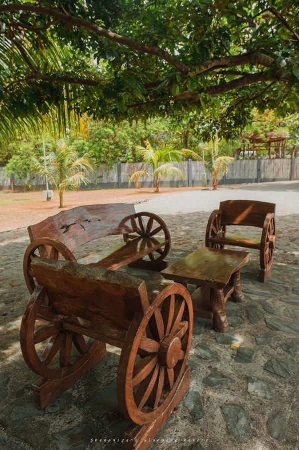 Shenanigans Glamping Resort Zamboanguita (Visayas) Exterior foto